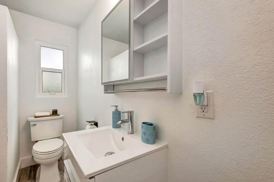 The Cozy Cove I 3 min to Beach Apartment in Cortez