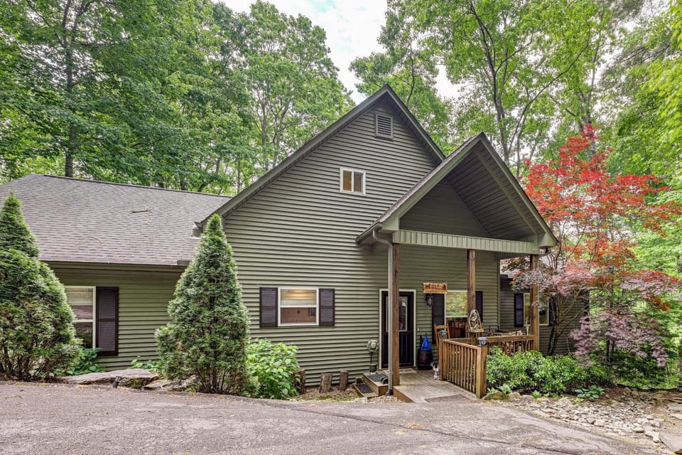 Modern Mountain Zen 3-Bed, 3-Bath Home with Creeks House in Tennessee