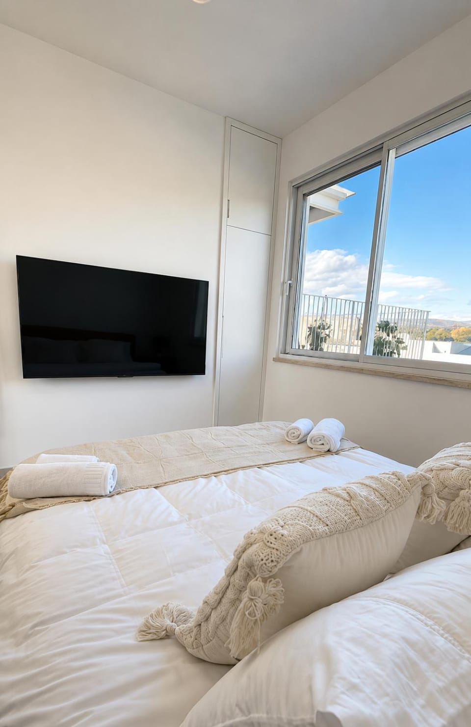 Bed, TV and multimedia, Photo of the whole room, Bedroom, towels