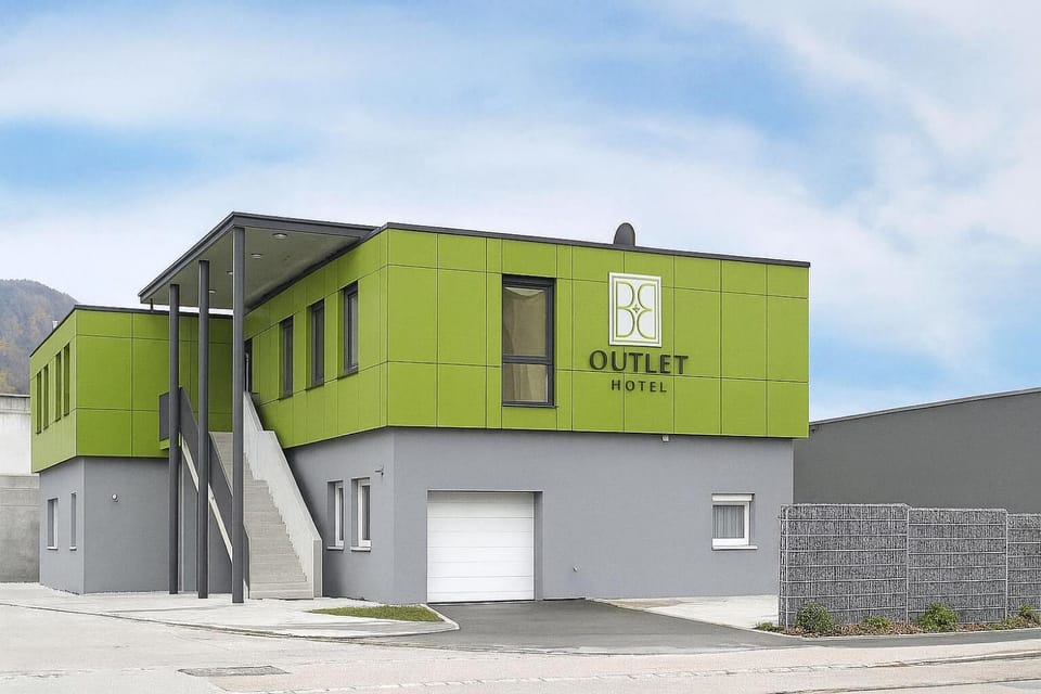 Property building, Facade/entrance, Day