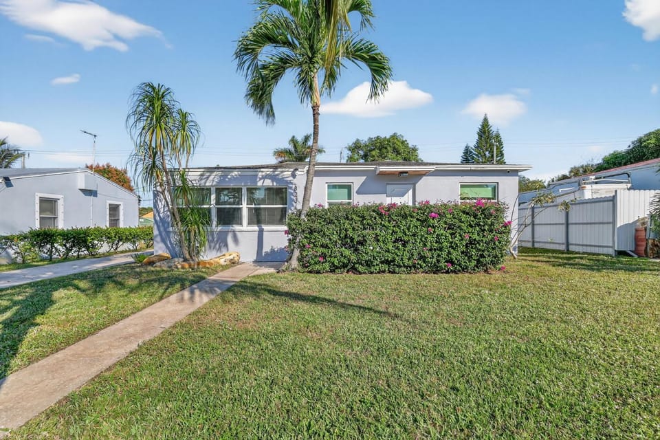 Minutes to Beach Dog Friendly BBQ Patio House in West Palm Beach