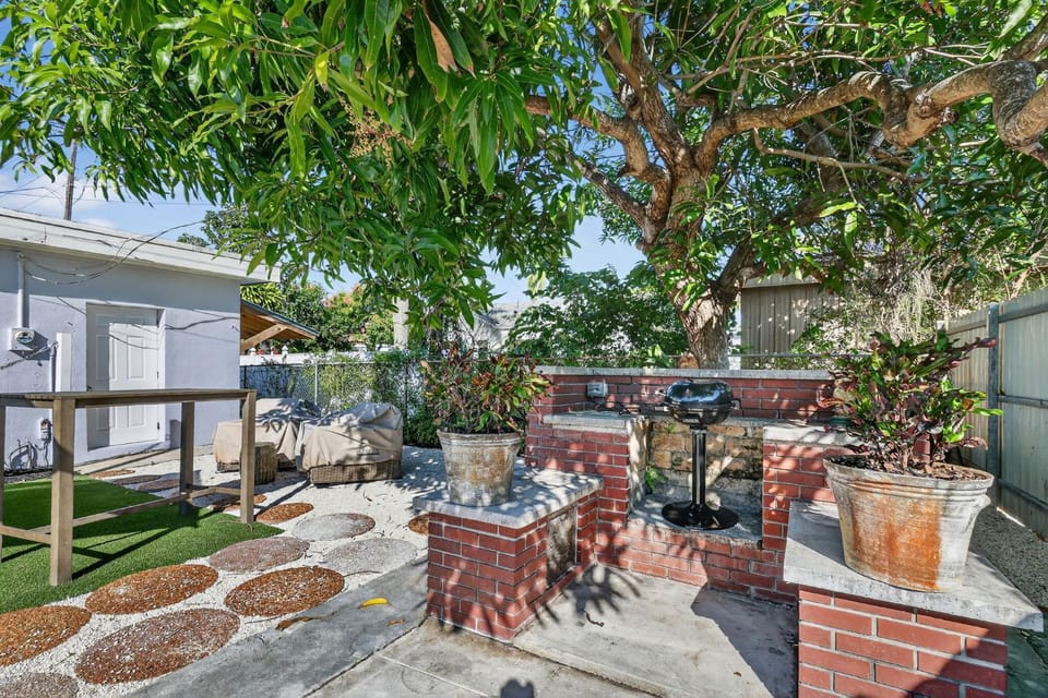 Minutes to Beach Dog Friendly BBQ Patio House in West Palm Beach