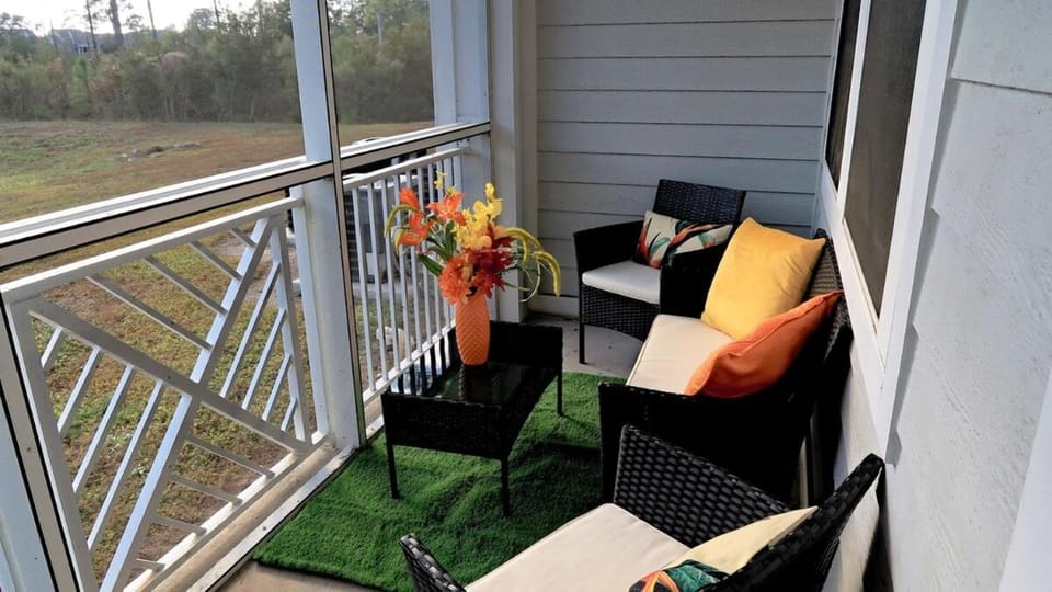 Bird of Paradise l 1BD Lux King in NE Jax Apartment in Jacksonville