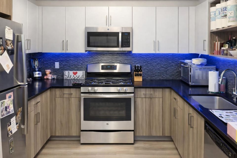 Coffee/tea facilities, Kitchen or kitchenette, dishwasher, oven, stove