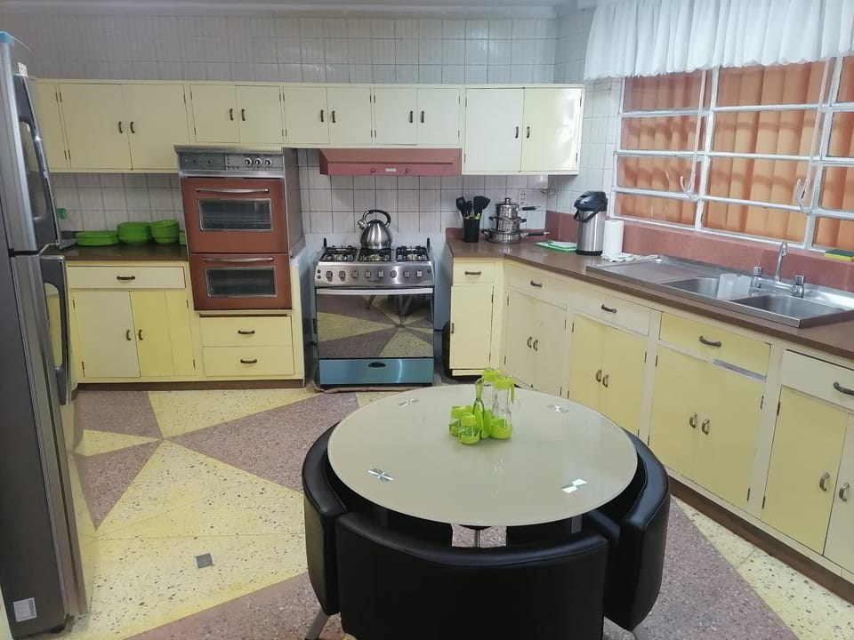 Coffee/tea facilities, Kitchen or kitchenette, dishwasher, stove