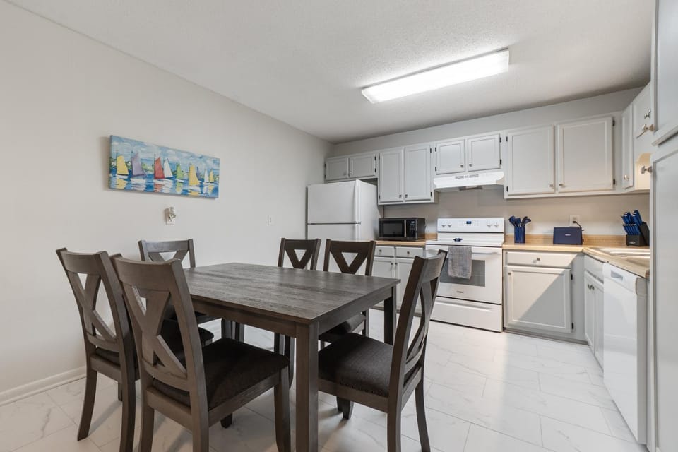 Kitchen or kitchenette, Dining area, dishwasher, oven, pet friendly, stove