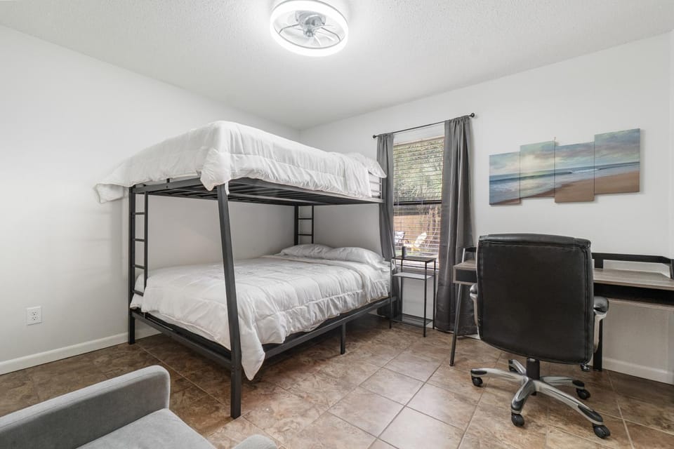Bedroom, bunk bed