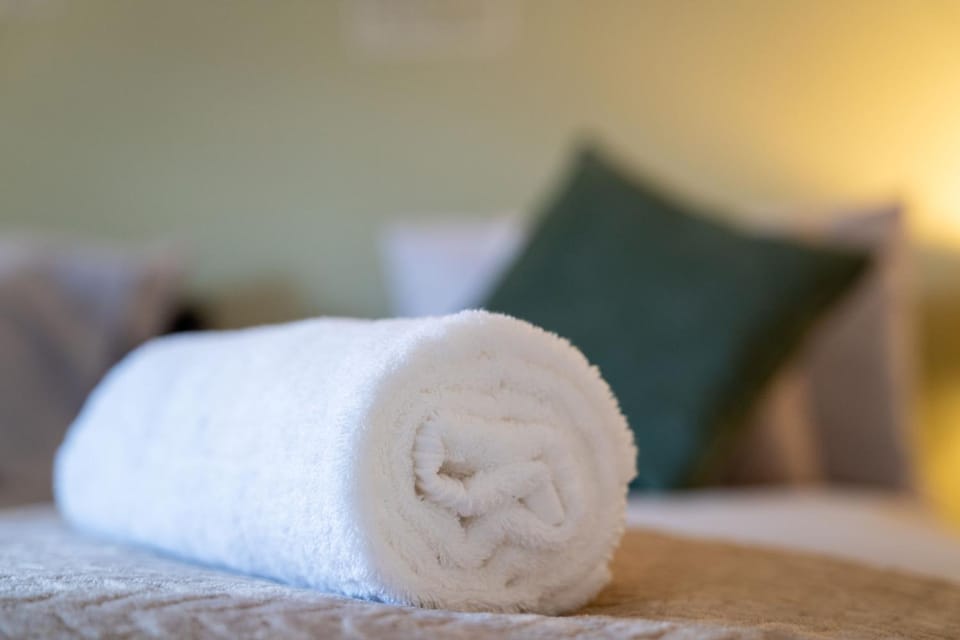 Bed, Bedroom, towels
