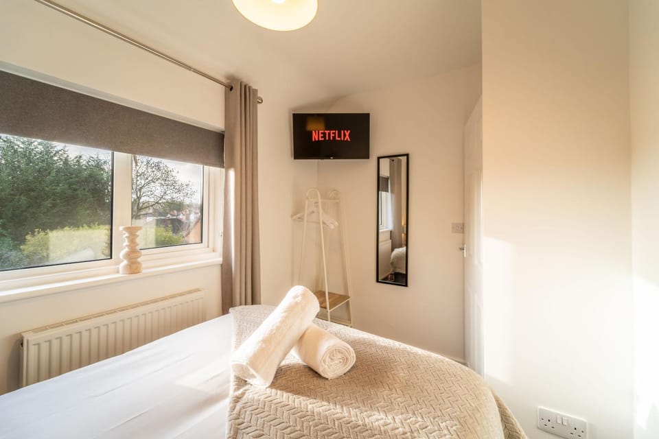 Bed, Photo of the whole room, Bedroom, towels