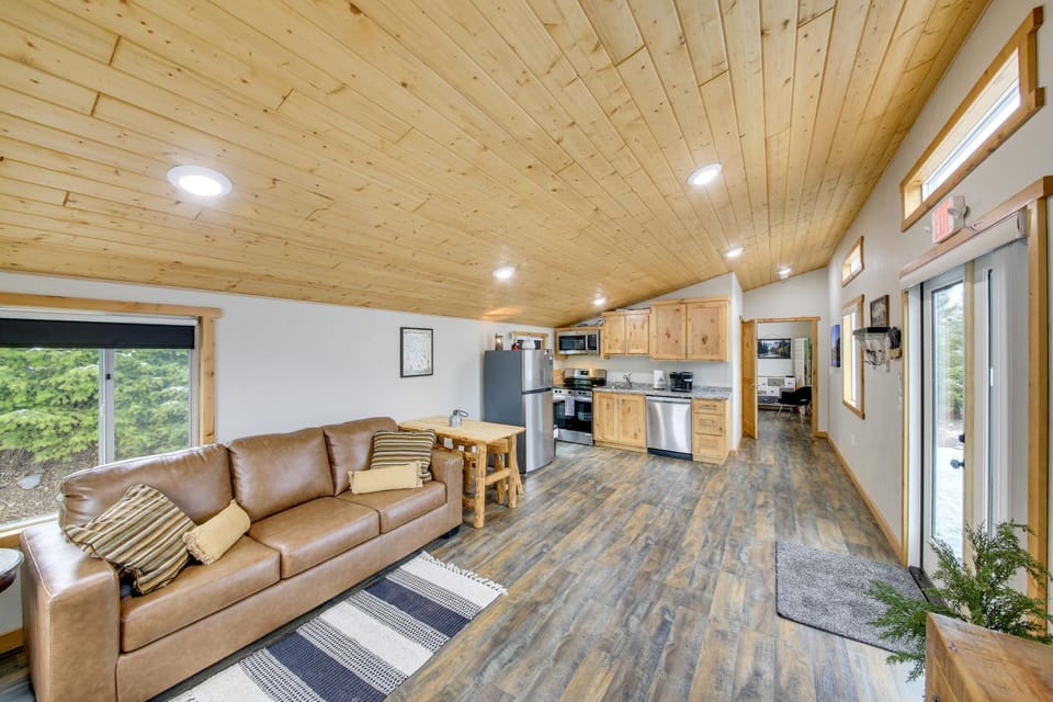 1 Mi to Waterfront Trails, Troy Home w/ Hot Tub! House in Idaho