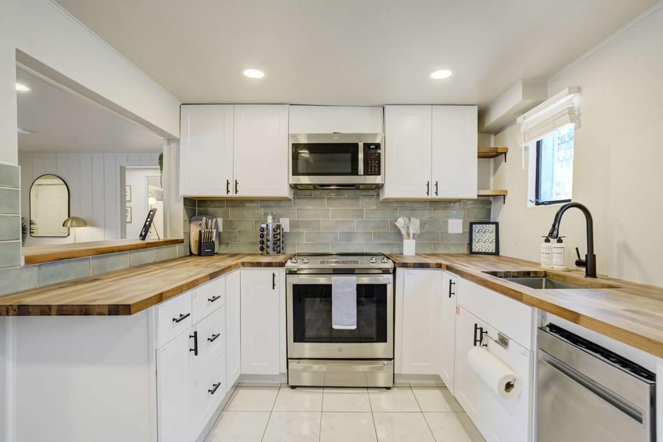 Ivywild Flat Pet Friendly Near Broadmoor w Views Apartment in Colorado Springs