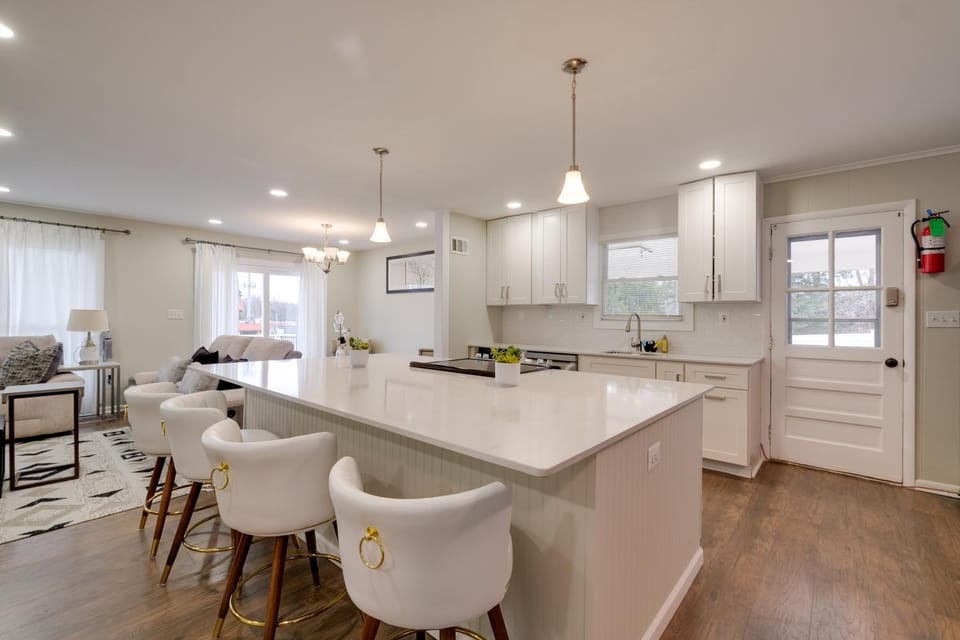 Great for Gatherings! Modern Lanham Duplex Apartment in Greenbelt