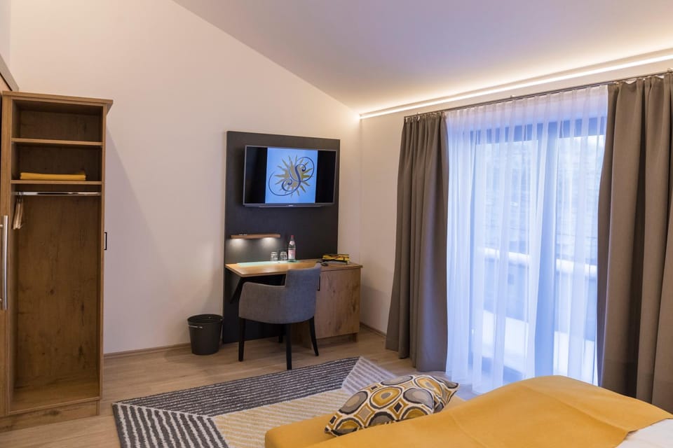 Bed, TV and multimedia, Photo of the whole room