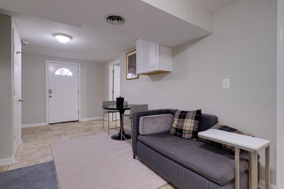 Work & Explore, Cozy Unit 5 Mi to UMD! Apartment in Greenbelt