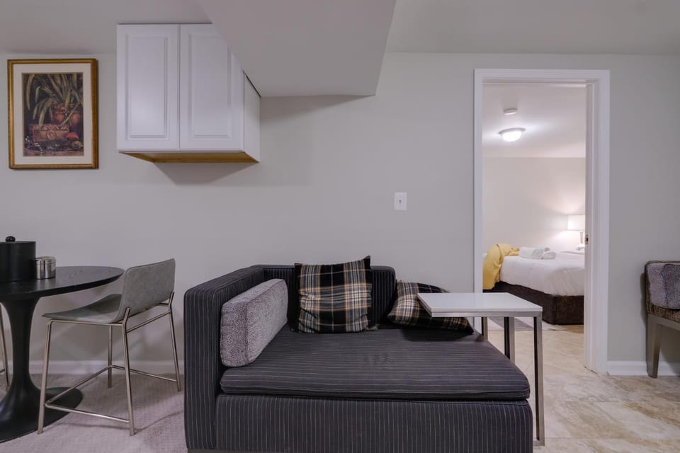 Work & Explore, Cozy Unit 5 Mi to UMD! Apartment in Greenbelt