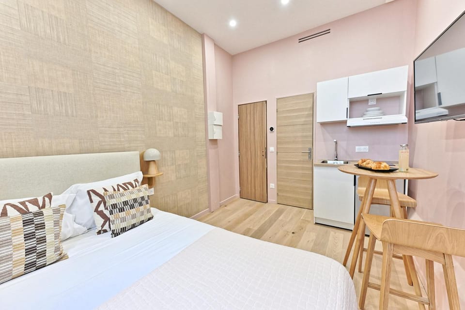 Facade/entrance, Bed