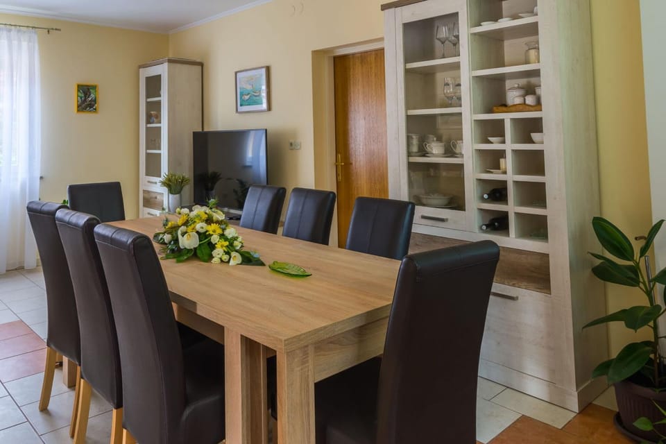 Spring, Winter, Summer, Dining area, Autumn