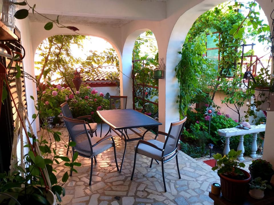 Patio, Day, Garden, View (from property/room), Balcony/Terrace, Seating area, Garden view