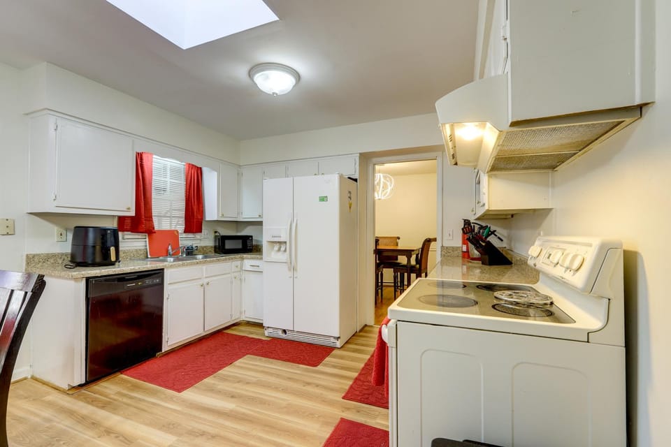 3 Mi to Stone Mountain Park: Quiet Family Getaway House in Tucker