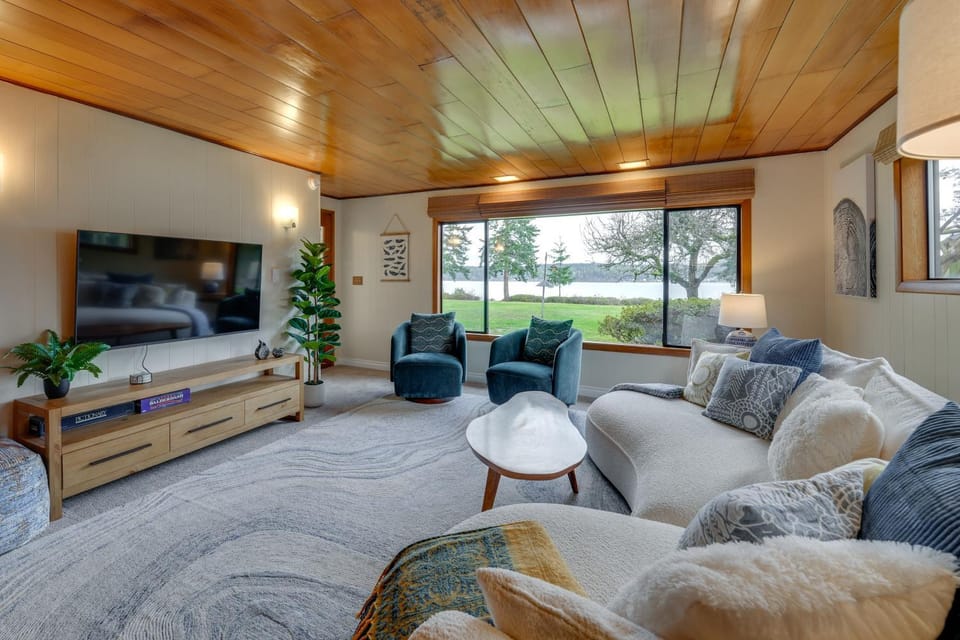 Beach & Bay Access! 5-Acre Whidbey Island Retreat House in Greenbank