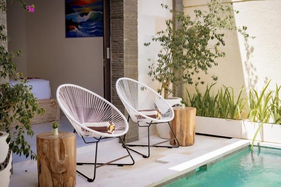 Seating area, Pool view