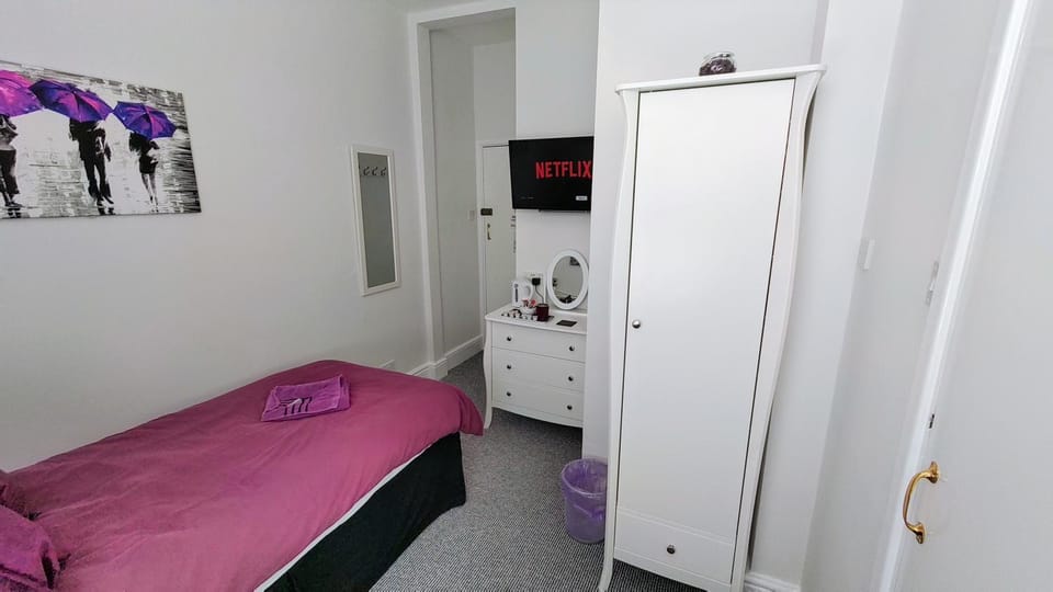 Bed, TV and multimedia, Photo of the whole room, Bedroom, wardrobe