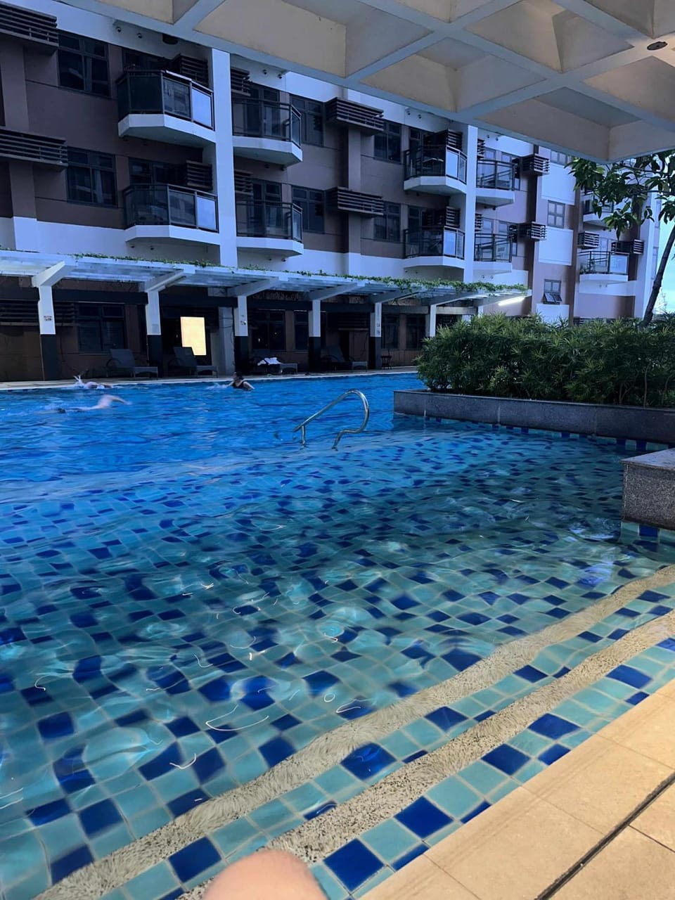 Modern 1BR Condo in Pasay With Balcony City View Free Swimming Pool Near NAIA Airport, PICC, CCP, MOA Apartment in Pasay
