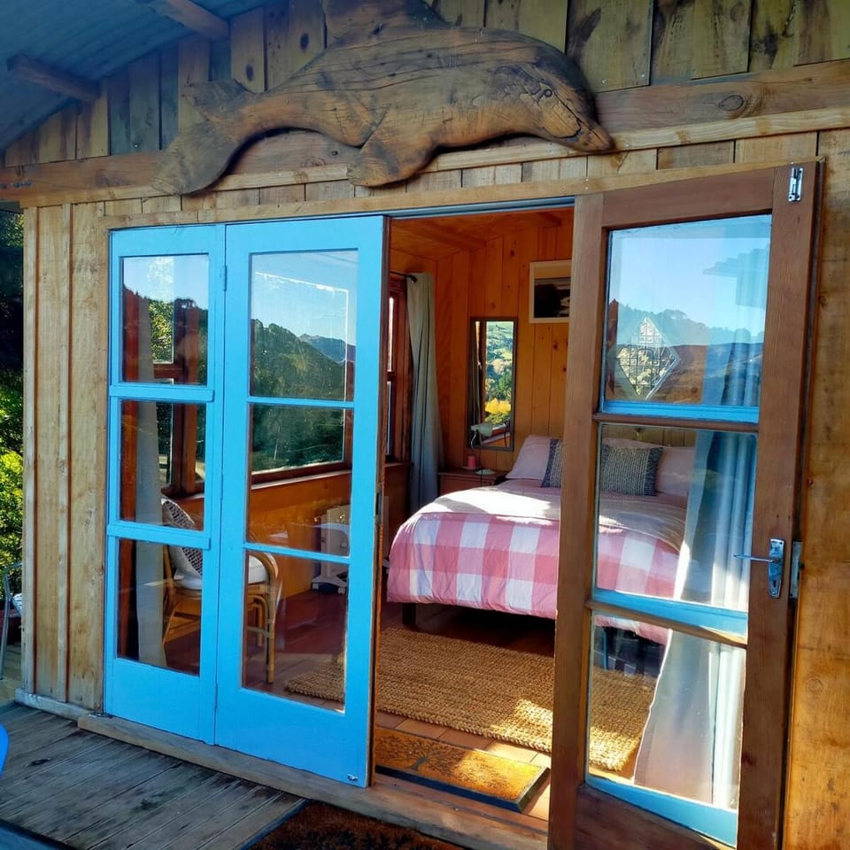 Delightful Dolphin 'Lodge' Apartment in Akaroa