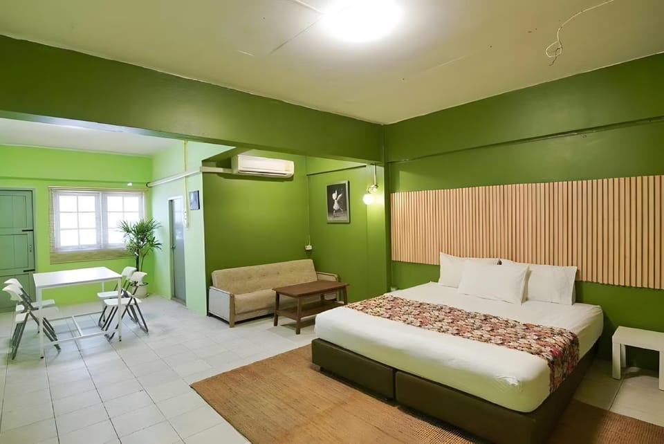 Bed, Photo of the whole room, Dining area, Bedroom, towels