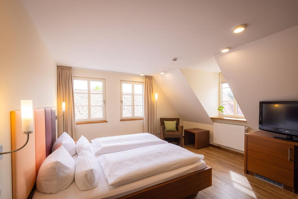 Bed, TV and multimedia, Photo of the whole room, Bedroom