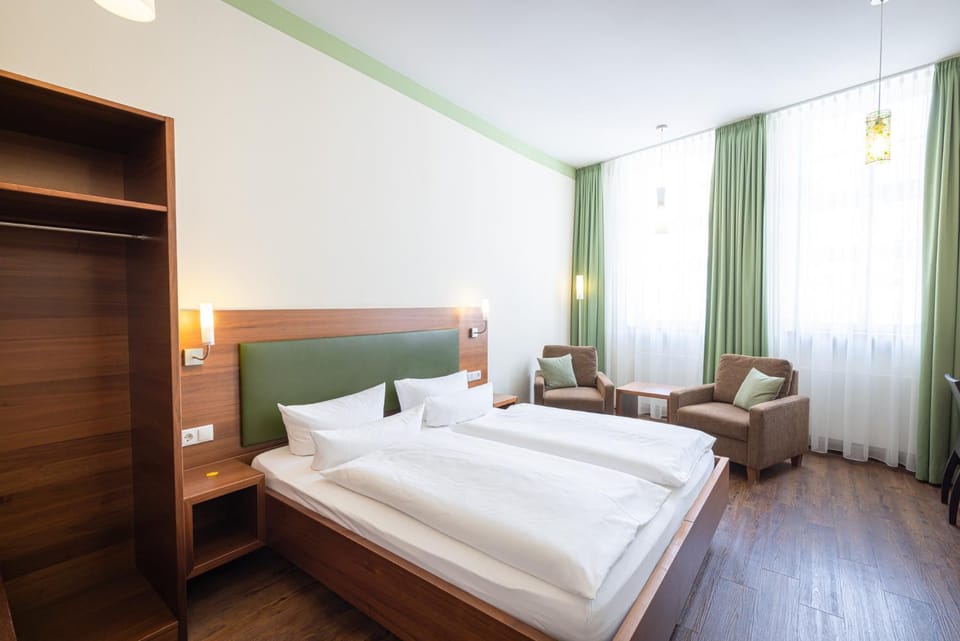 Bed, Photo of the whole room, Seating area, Bedroom