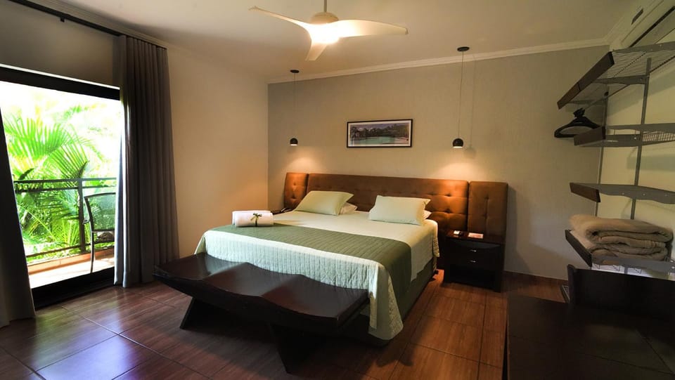 Bed, TV and multimedia, Photo of the whole room, Bedroom, towels, air conditioner