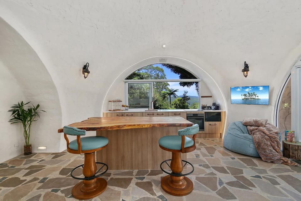 Seating area, kitchen