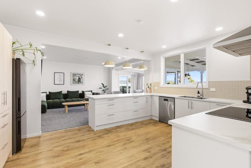 The Lodge - Sleeps 20, Central, Spacious, Fresh House in Waikato