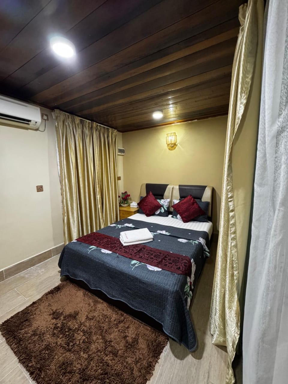 Bed, Photo of the whole room, Bedroom