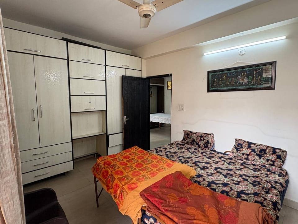 Photo of the whole room, Bedroom, wardrobe