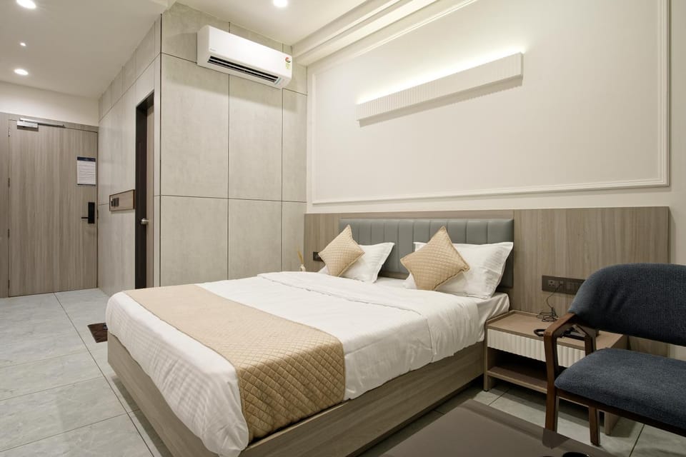 Restaurant/places to eat, Bed, Living room, Photo of the whole room, Seating area, Bedroom, Breakfast, wardrobe, air conditioner