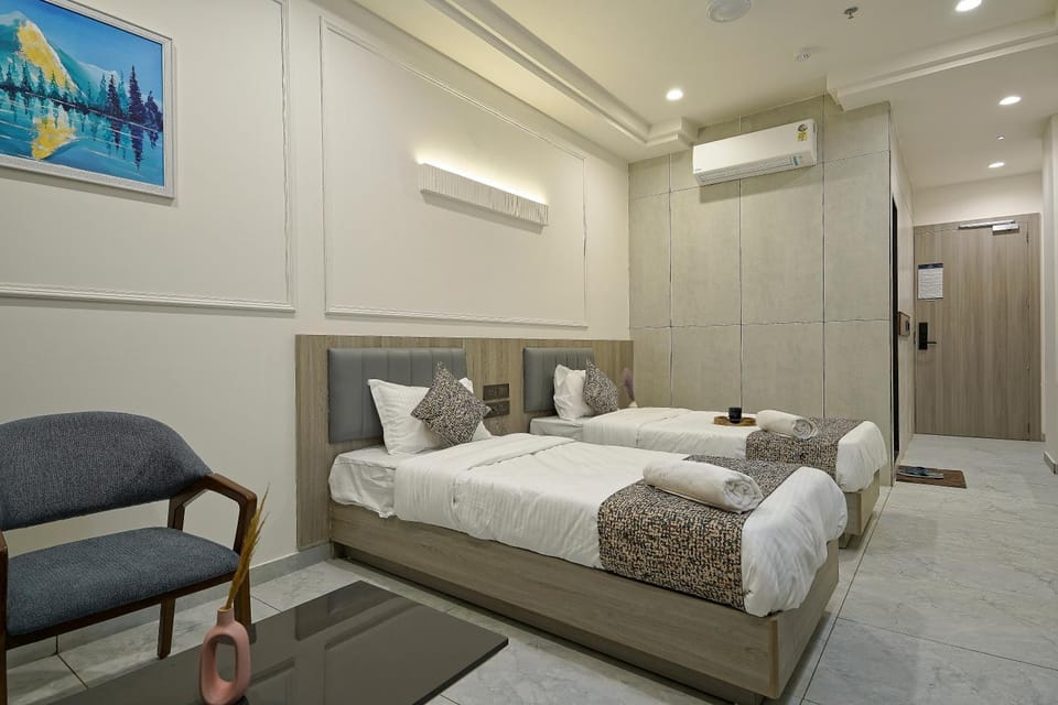 Bed, Photo of the whole room, Seating area, Bedroom, towels