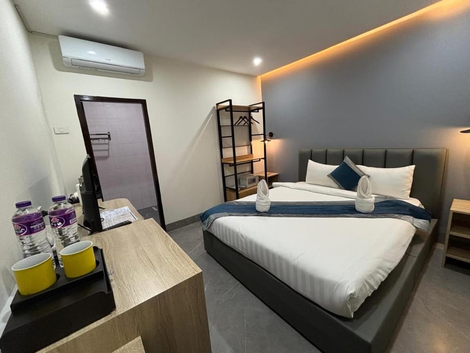 Bed, Photo of the whole room, Bedroom, towels, air conditioner