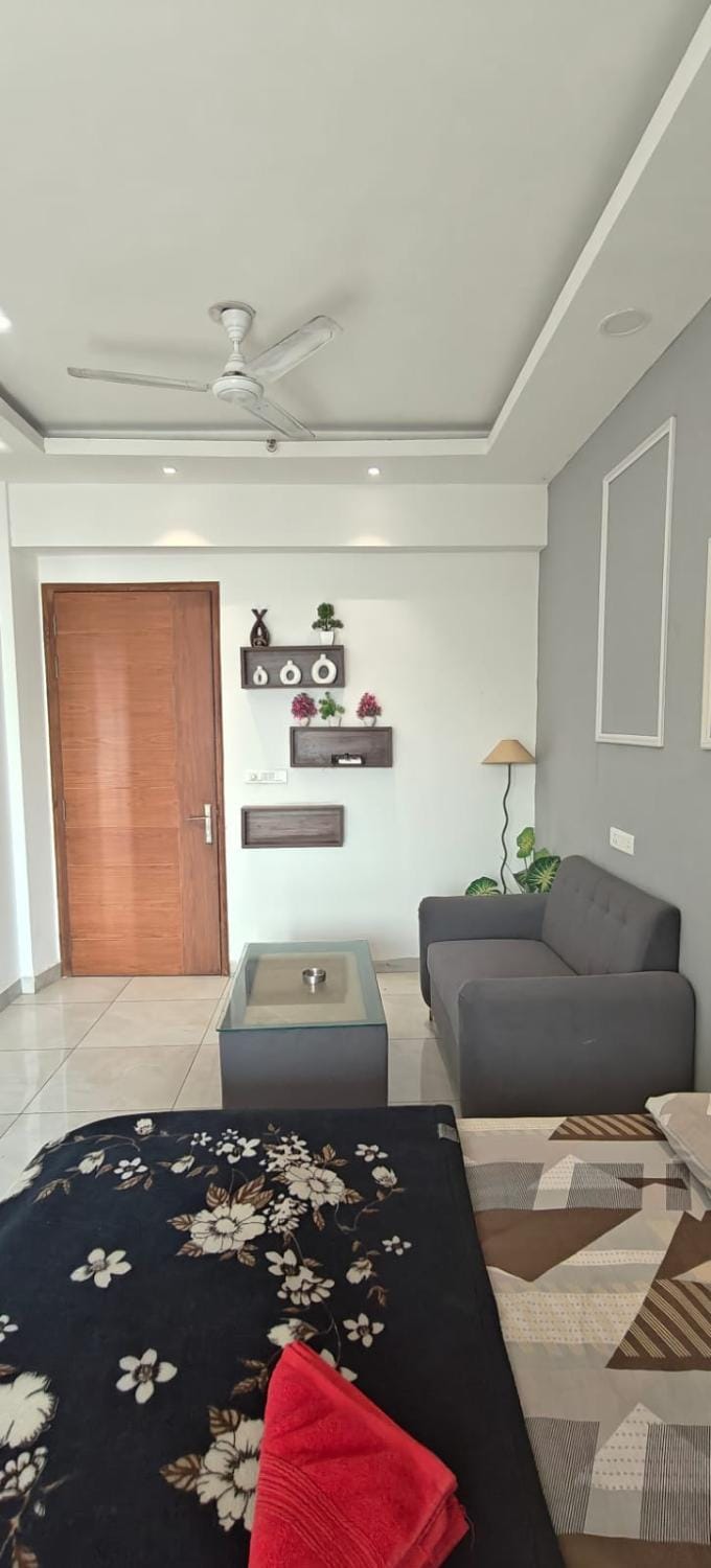 Aesthetic City Stay for Couple Apartment in Noida