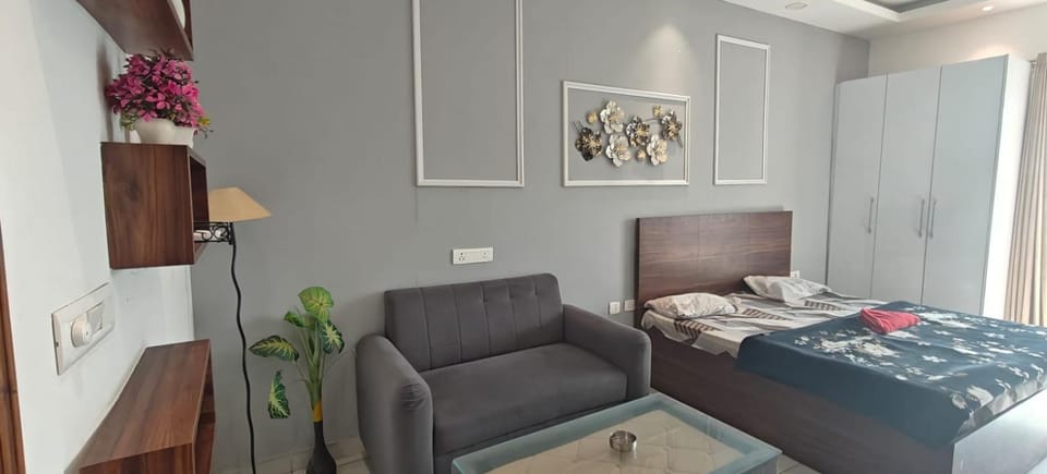 Aesthetic City Stay for Couple Apartment in Noida
