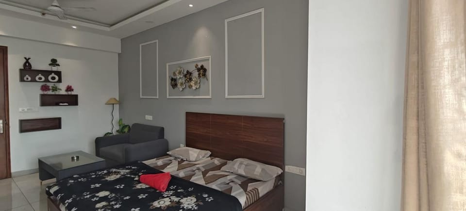 Aesthetic City Stay for Couple Apartment in Noida