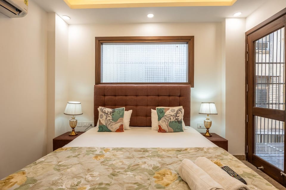Bed, Balcony/Terrace, Living room, Photo of the whole room, Seating area, Bedroom, towels, air conditioner