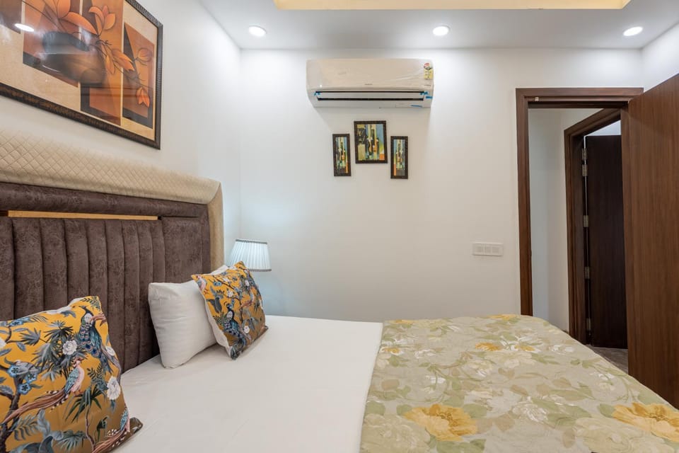 Bed, Photo of the whole room, Seating area, Bedroom, wardrobe, air conditioner