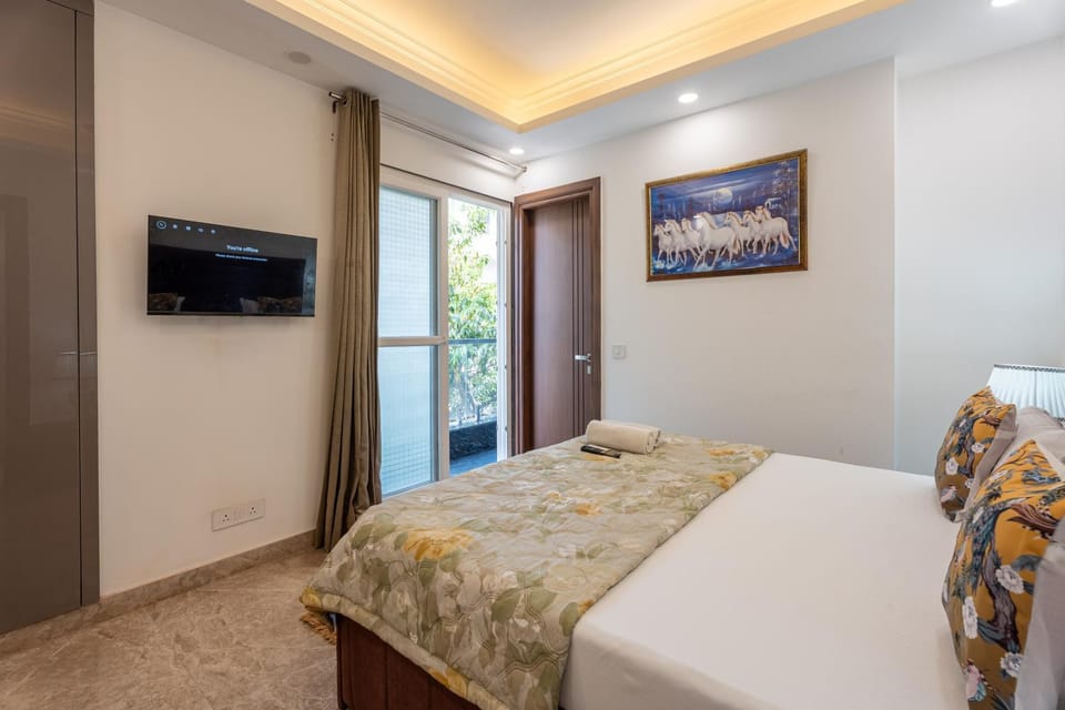 Communal lounge/ TV room, Bed, TV and multimedia, Balcony/Terrace, Photo of the whole room, Evening entertainment, Bedroom, wardrobe