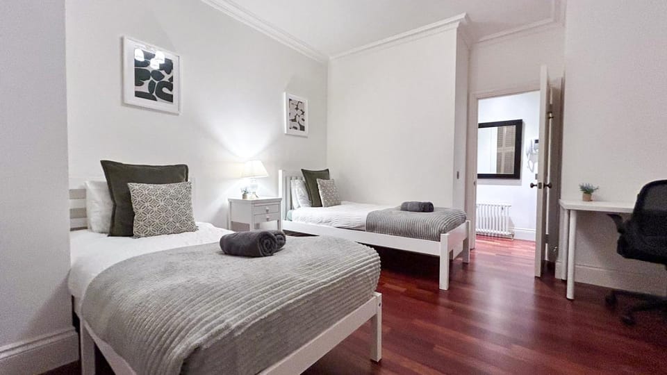 Bed, Photo of the whole room, Decorative detail, Seating area, Bedroom, hair dryier, heating, internet, towels
