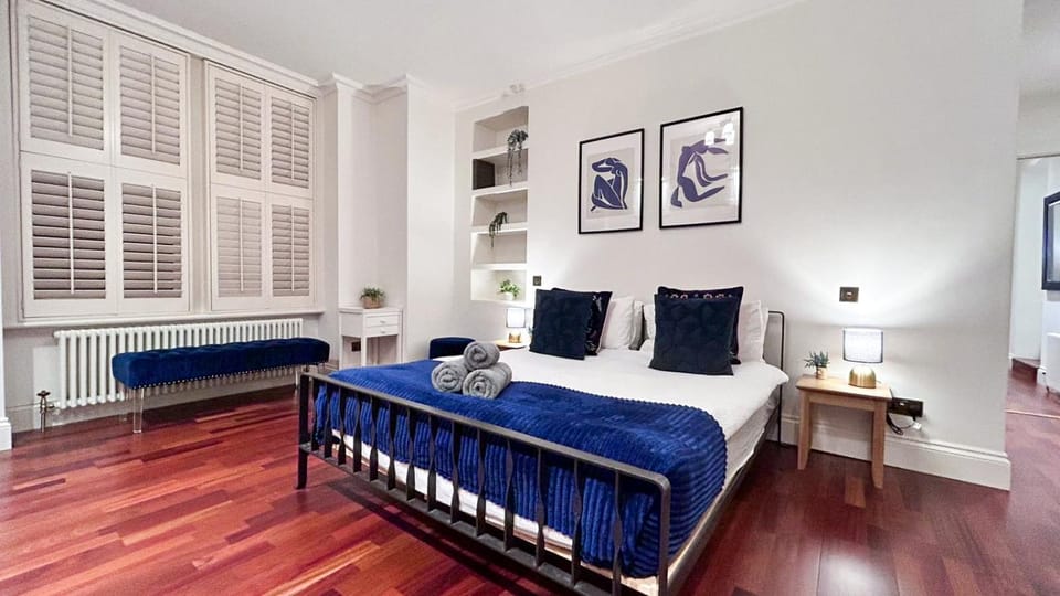 Bed, Living room, Photo of the whole room, Decorative detail, Seating area, Bedroom, flat iron, internet, storage, towels, wardrobe