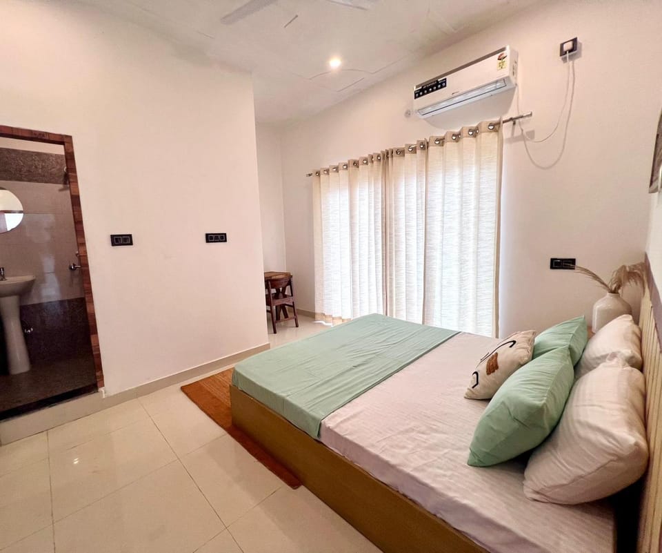 Bed, Photo of the whole room, air conditioner