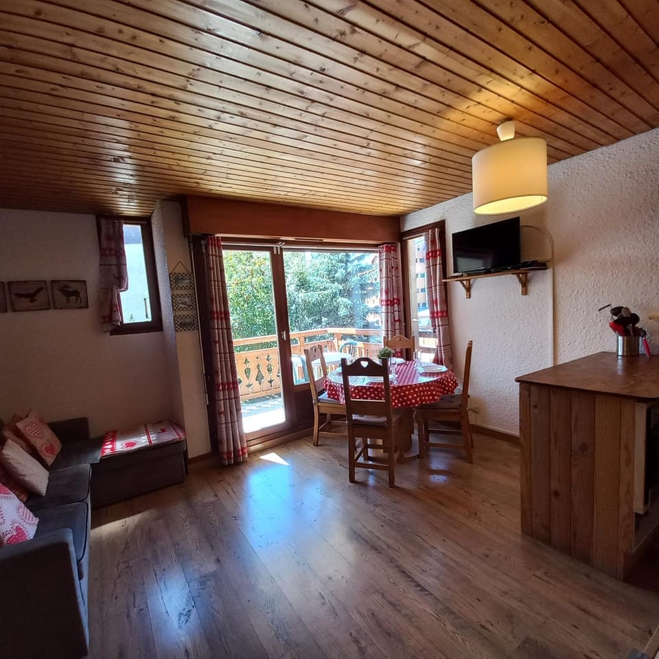 Photo of the whole room, Dining area