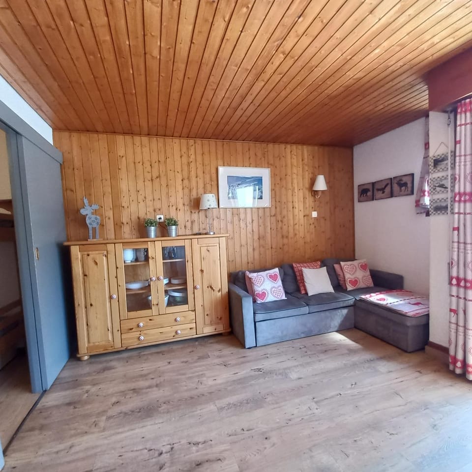 Photo of the whole room, Seating area